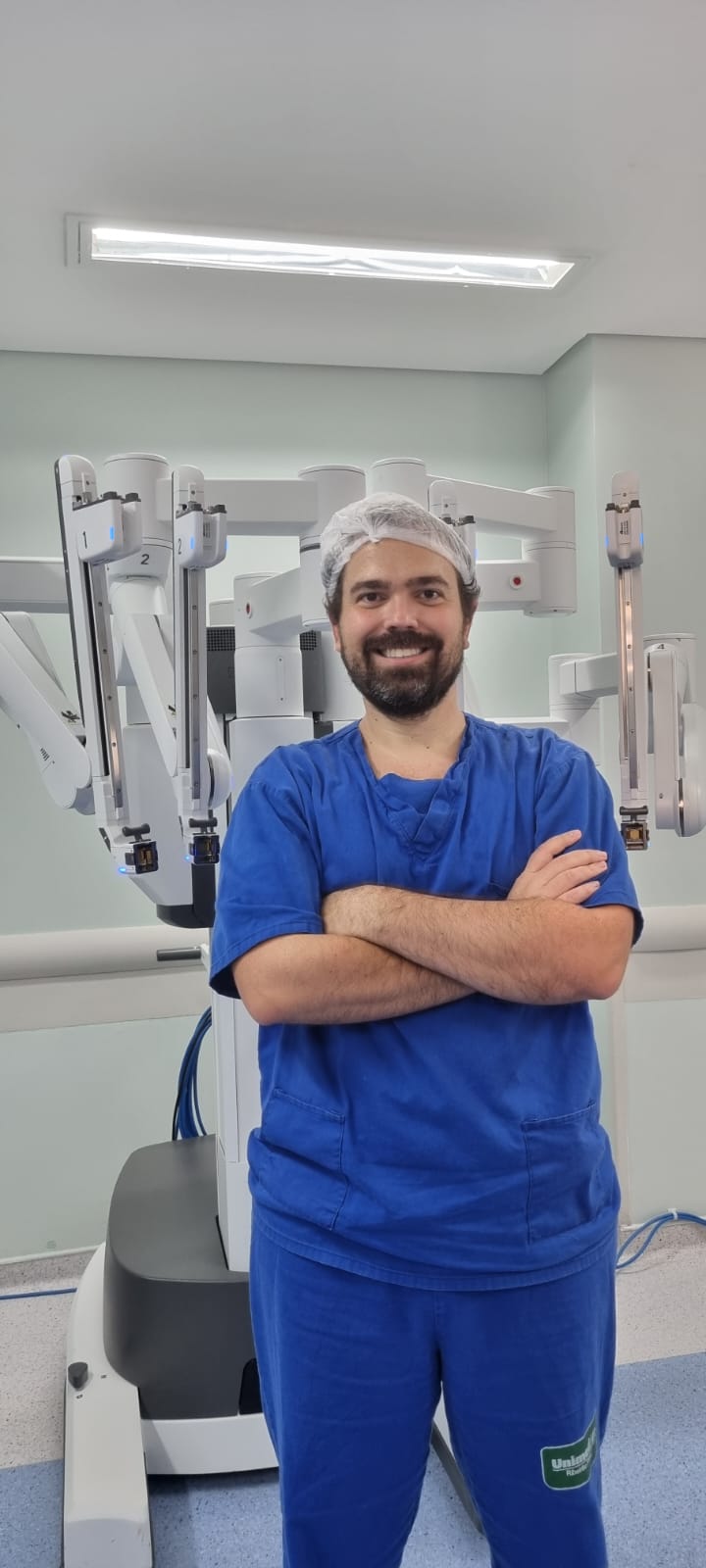 Dr. Fernando com robô cirúrgico